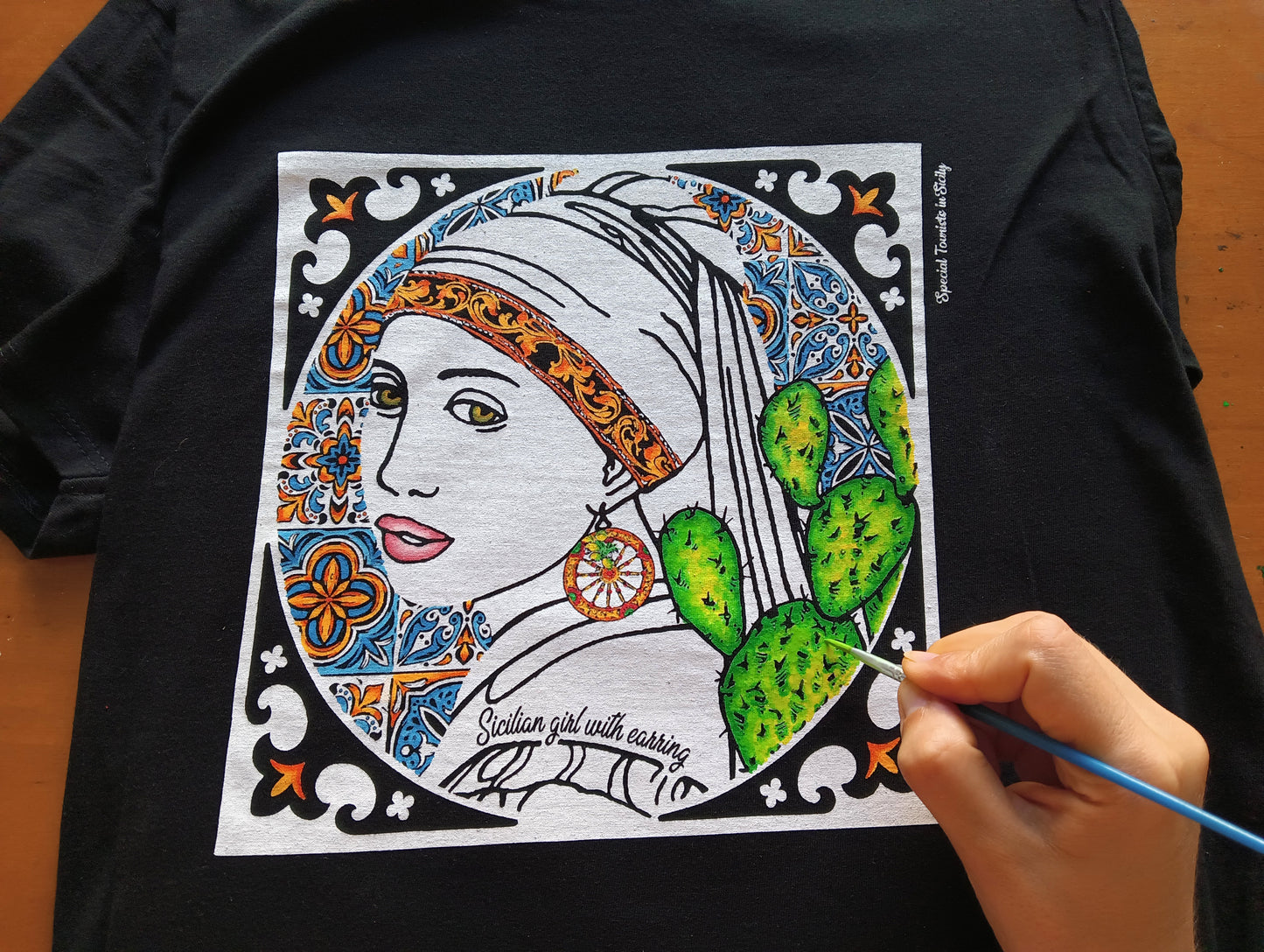 01. Magliette dipinte a mano - Ragazza siciliana con orecchino